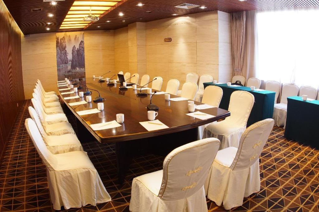 Golden Spring Hotel Lijiang Лицзян Экстерьер фото