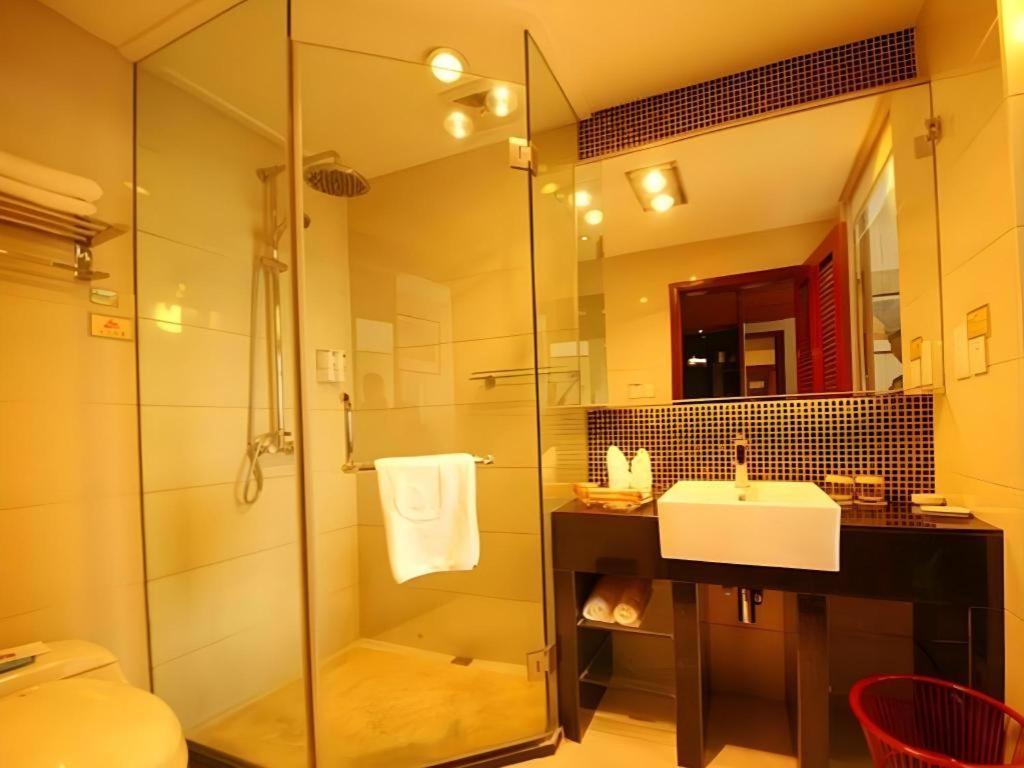 Golden Spring Hotel Lijiang Лицзян Экстерьер фото