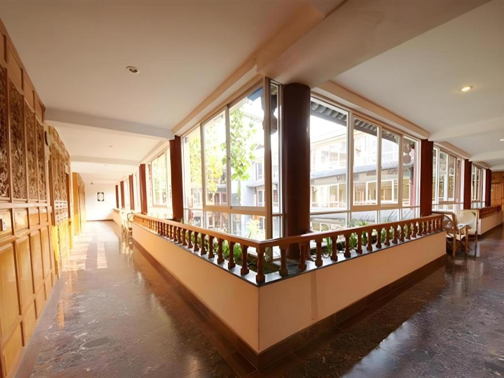 Golden Spring Hotel Lijiang Лицзян Экстерьер фото