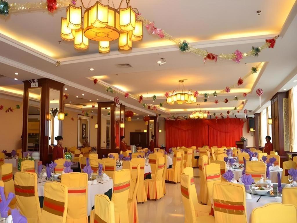 Golden Spring Hotel Lijiang Лицзян Экстерьер фото
