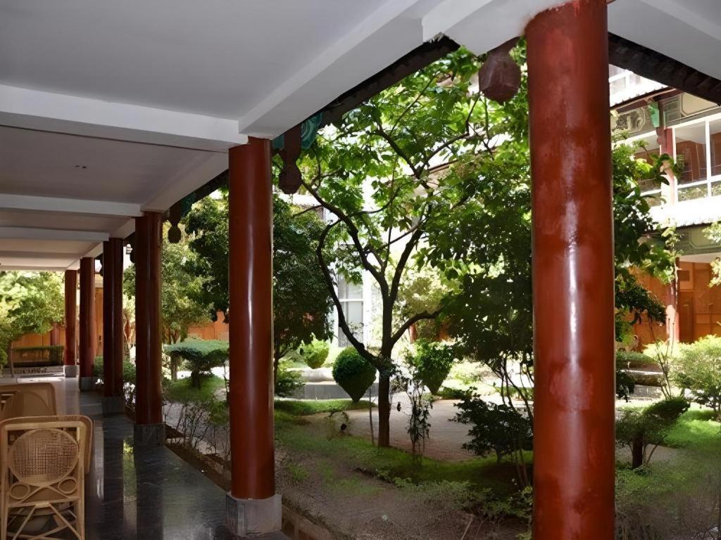 Golden Spring Hotel Lijiang Лицзян Экстерьер фото