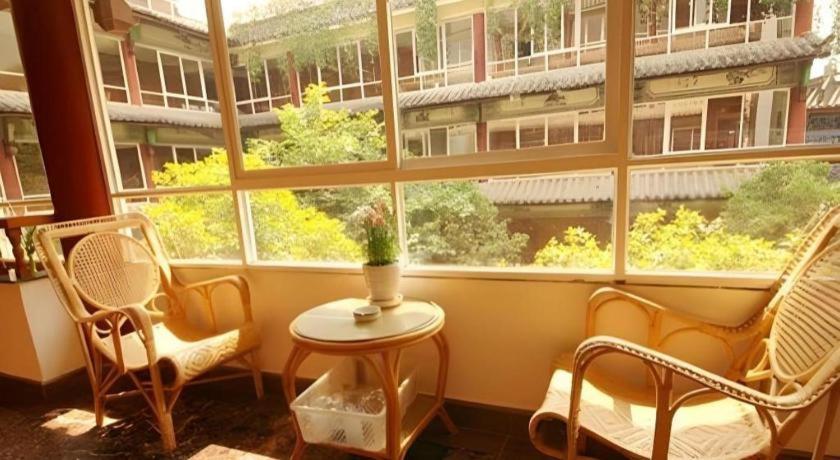 Golden Spring Hotel Lijiang Лицзян Экстерьер фото